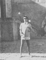 [juggling on castle grounds photo]